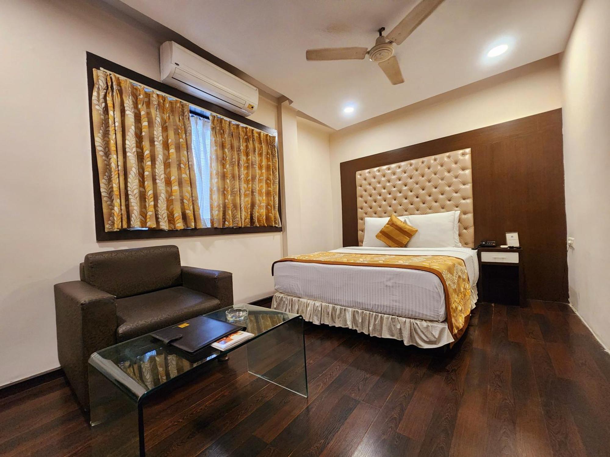 Hotel Lee International Колката Екстериор снимка