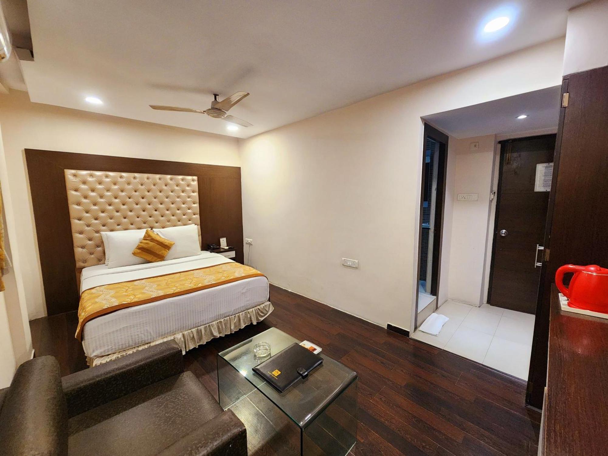Hotel Lee International Колката Екстериор снимка