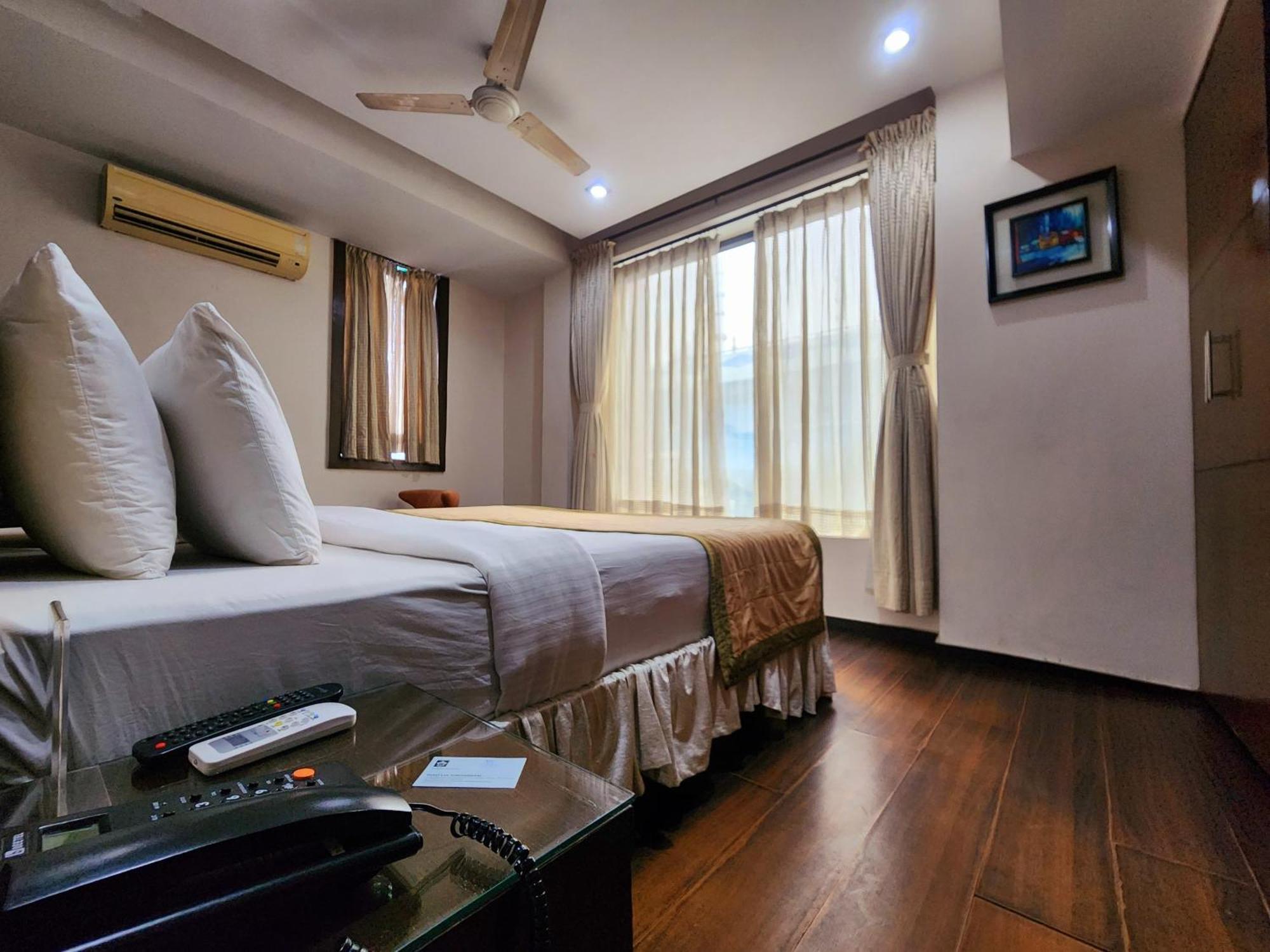 Hotel Lee International Колката Екстериор снимка
