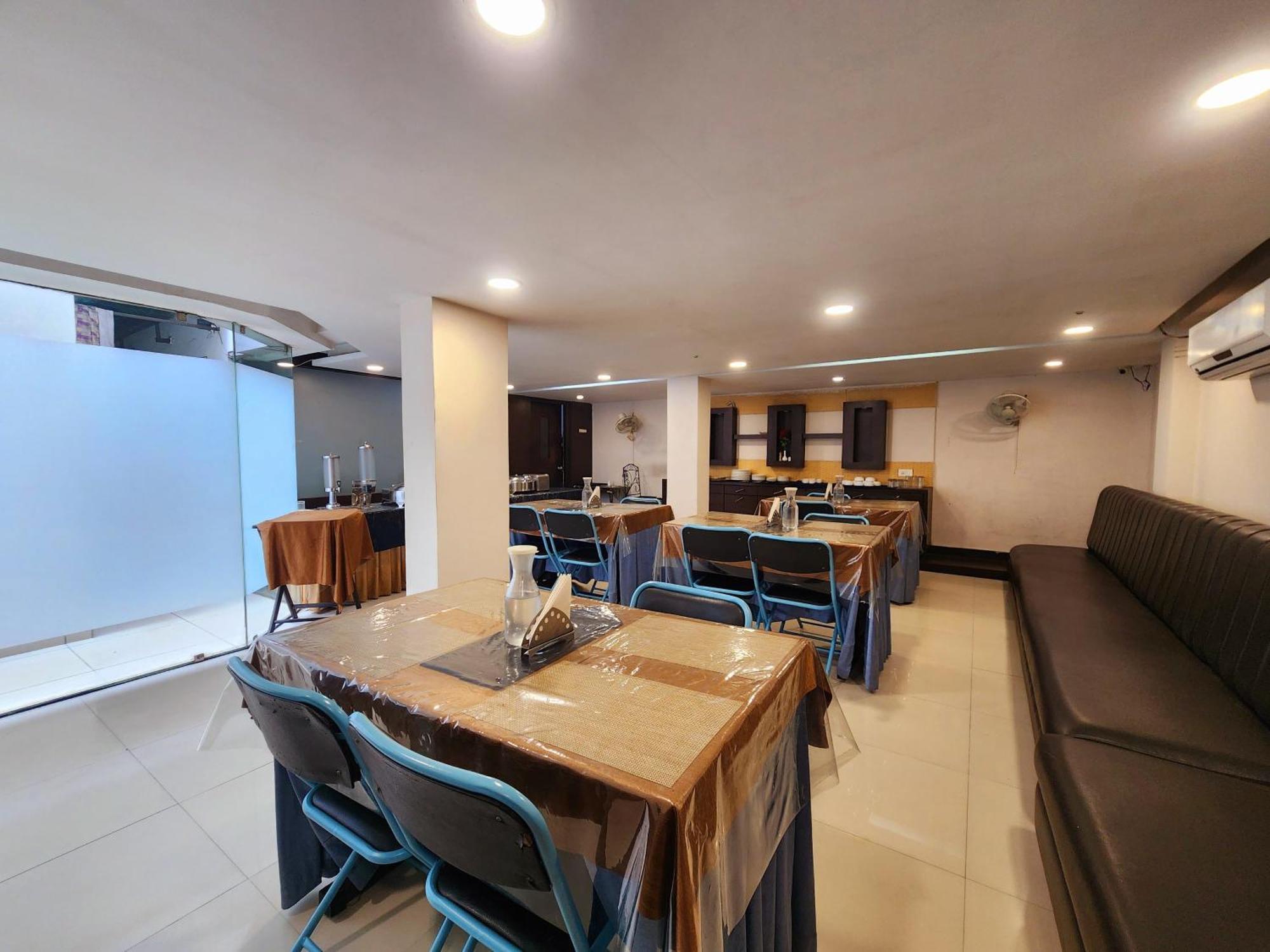 Hotel Lee International Колката Екстериор снимка