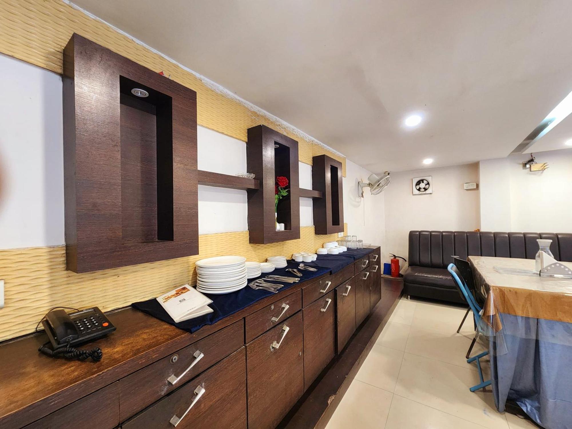 Hotel Lee International Колката Екстериор снимка