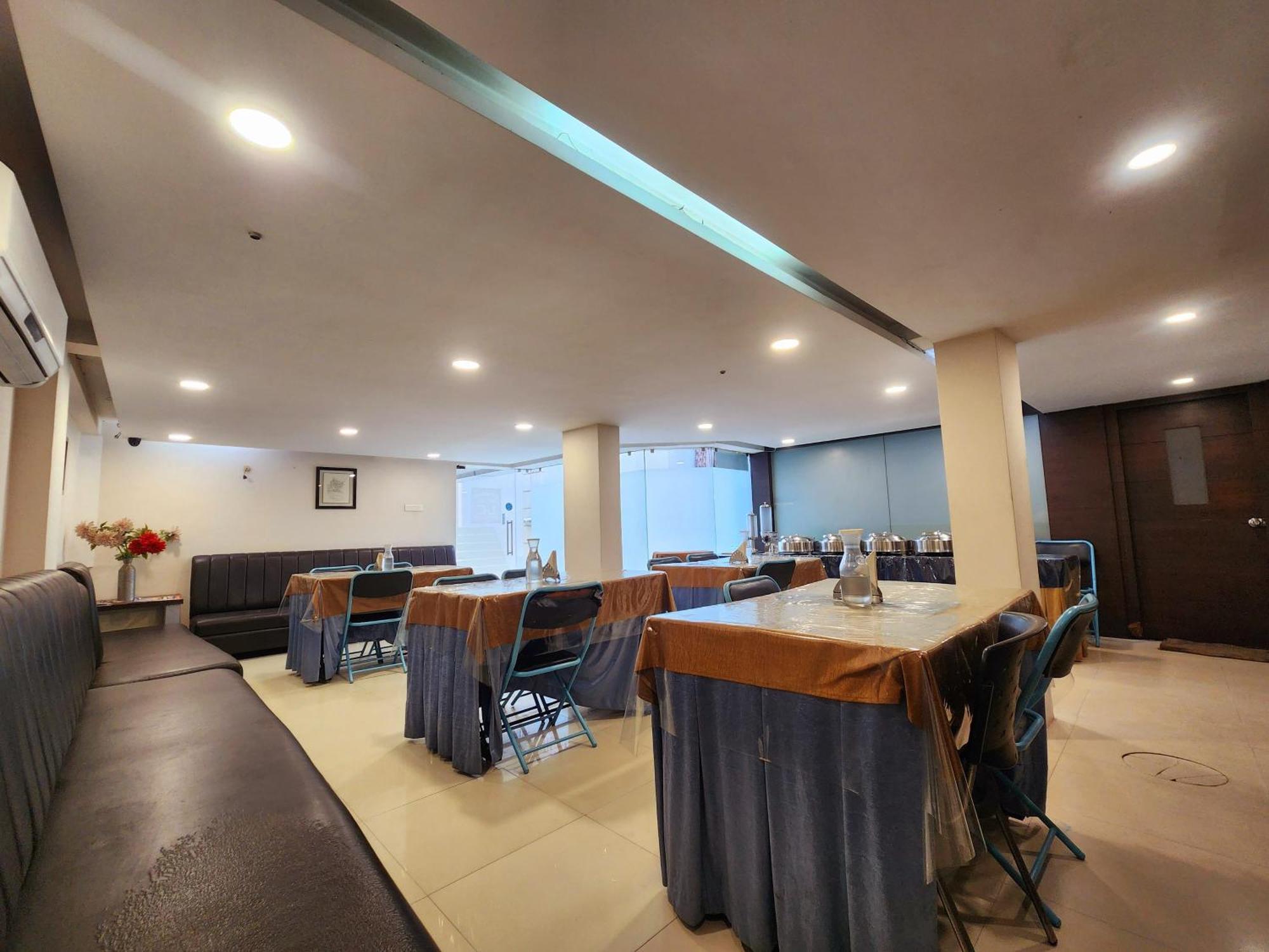 Hotel Lee International Колката Екстериор снимка
