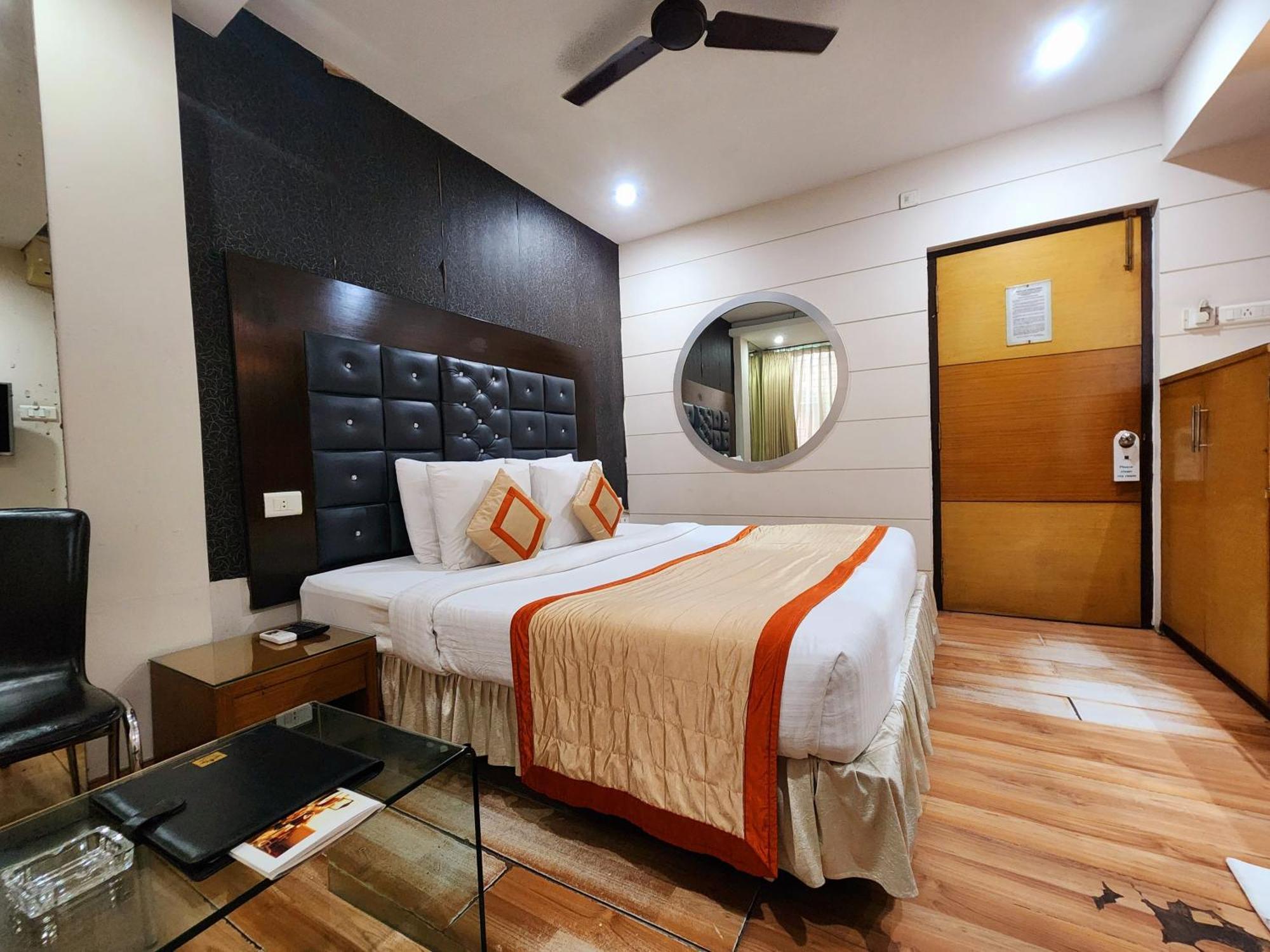 Hotel Lee International Колката Екстериор снимка